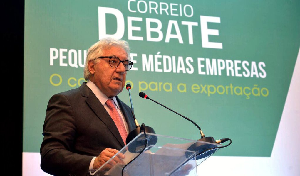 “Falta um olhar político para abrir caminho para as exportações das micro e pequenas empresas brasileiras”, afirmou o presidente do Sebrae, Guilherme Afif Domingos; de acordo com ele, falta mais integração entre os órgãos governamentais que atuam nas exportações e que é preciso enfrentar o corporativismo público e privado no Brasil, aprimorando a legislação vigente para evitar interesses cartoriais; o presidente do Sebrae afirmou que o governo precisa “não é uma política de exportação, é uma política de comércio exterior” (Foto: Leonardo Lucena) “Falta um olhar político para abrir caminho para as exportações das micro e pequenas empresas brasileiras”, afirmou o presidente do Sebrae, Guilherme Afif Domingos; de acordo com ele, falta mais integração entre os órgãos governamentais que atuam nas exportações e que é preciso enfrentar o corporativismo público e privado no Brasil, aprimorando a legislação vigente para evitar interesses cartoriais; o presidente do Sebrae afirmou que o governo precisa “não é uma política de exportação, é uma política de comércio exterior”