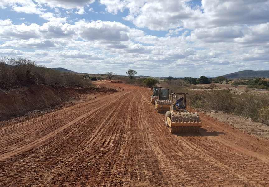 A obra na CE-232, que liga o município de Santana do Acaraú ao distrito de Ipaguaçu, contempla 13,3 quilômetros. Neles, serão realizados serviços de pavimentação, revestimento asfáltico, drenagem, obras d'arte correntes e especiais, sinalizações horizontal e vertical, além de proteção ambiental, com investimento de mais de R$ 10 milhões (Foto: Rodrigo Rocha) A obra na CE-232, que liga o município de Santana do Acaraú ao distrito de Ipaguaçu, contempla 13,3 quilômetros. Neles, serão realizados serviços de pavimentação, revestimento asfáltico, drenagem, obras d'arte correntes e especiais, sinalizações horizontal e vertical, além de proteção ambiental, com investimento de mais de R$ 10 milhões