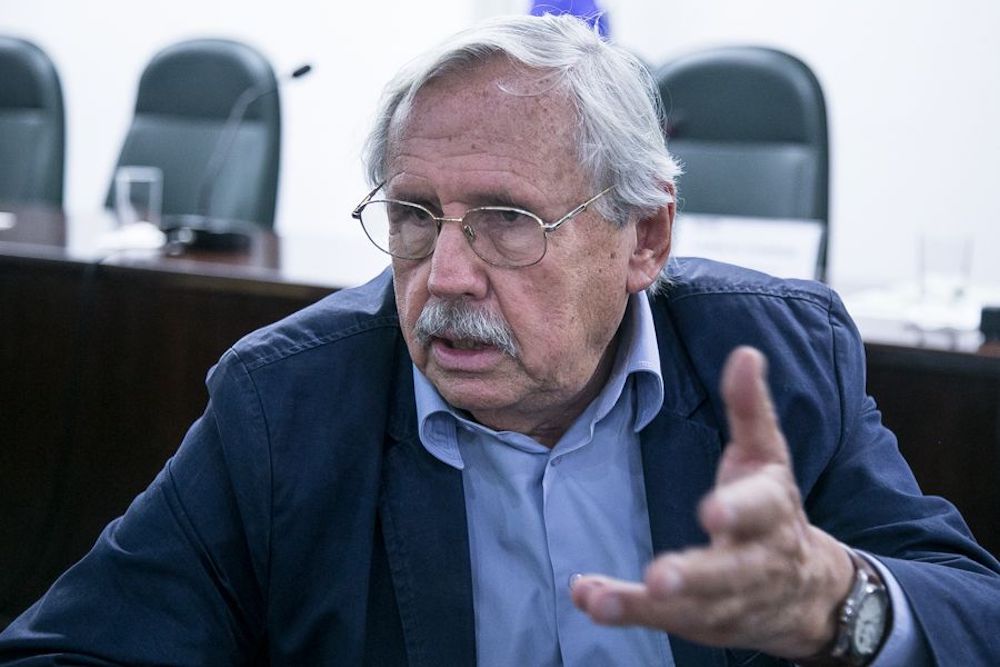 Na avaliação do professor titular de Pós-Graduação da Pontifícia Universidade Católica de São Paulo (PUC-SP) Ladislau Dowbor, o neoliberalismo repousa sobre "balelas" e a concentração de renda e de riqueza no planeta atingiu níveis obscenos; "Muito curiosamente, o teto de gastos paralisa as atividades próprias do Estado em educação, saúde, segurança, etc., mas libera a continuidade da transferência de recursos públicos para os bancos. O Brasil tem, hoje, cerca de 40 milhões de adultos que estão negativados. Essas pessoas não conseguem pagar suas contas relativas a comprar anteriores e, muito menos, efetuar novas compras. E as empresas também estão endividadas", diz ele (Foto: Romulo Faro) Na avaliação do professor titular de Pós-Graduação da Pontifícia Universidade Católica de São Paulo (PUC-SP) Ladislau Dowbor, o neoliberalismo repousa sobre "balelas" e a concentração de renda e de riqueza no planeta atingiu níveis obscenos; "Muito curiosamente, o teto de gastos paralisa as atividades próprias do Estado em educação, saúde, segurança, etc., mas libera a continuidade da transferência de recursos públicos para os bancos. O Brasil tem, hoje, cerca de 40 milhões de adultos que estão negativados. Essas pessoas não conseguem pagar suas contas relativas a comprar anteriores e, muito menos, efetuar novas compras. E as empresas também estão endividadas", diz ele
