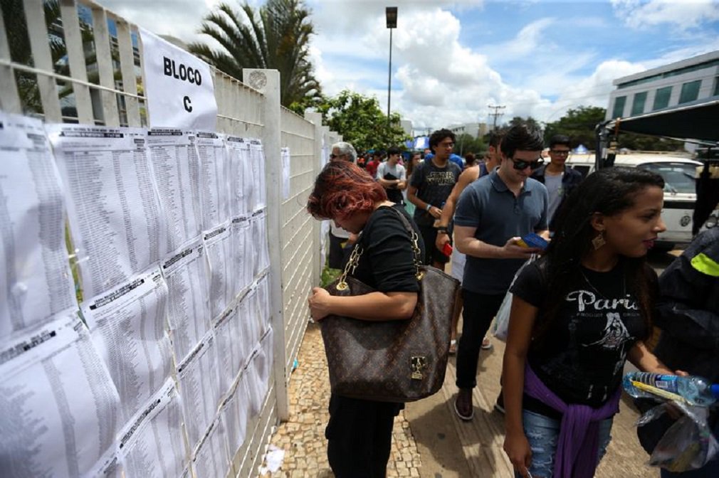 O índice de candidatos que faltaram à segunda prova do Exame Nacional do Ensino Médio (Enem) de 2017, realizada hoje (12), foi de 32%; cerca de 2,15 milhões de inscritos não compareceram às provas aplicadas neste domingo; candidatos responderam hoje questões de matemática e ciências da natureza (química, física e biologia); no primeiro dia de prova, foi registrada uma abstenção de 29,8%, com cerca de 2 milhões de candidatos faltosos. No ano passado, a abstenção média nos dois dias de Enem foi de 29,19% (Foto: José Barbacena) O índice de candidatos que faltaram à segunda prova do Exame Nacional do Ensino Médio (Enem) de 2017, realizada hoje (12), foi de 32%; cerca de 2,15 milhões de inscritos não compareceram às provas aplicadas neste domingo; candidatos responderam hoje questões de matemática e ciências da natureza (química, física e biologia); no primeiro dia de prova, foi registrada uma abstenção de 29,8%, com cerca de 2 milhões de candidatos faltosos. No ano passado, a abstenção média nos dois dias de Enem foi de 29,19%