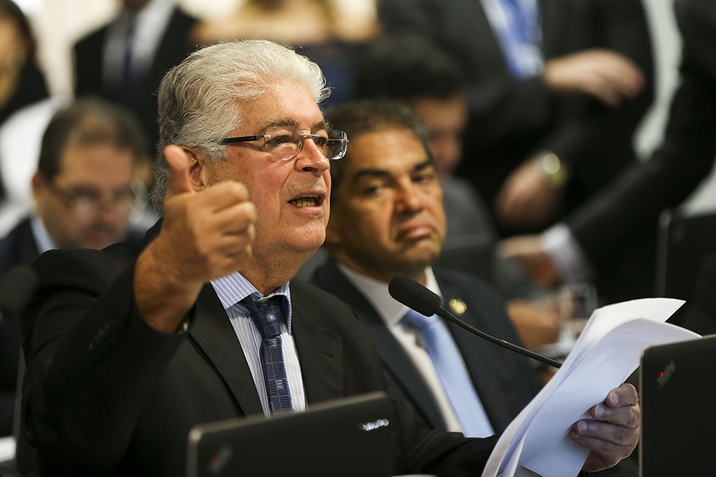 Brasília - O senador Roberto Requião durante sessão da Comissão de Constituição e Justiça do Senado para apreciar e votar o substitutivo das propostas que definem os crimes de abuso de autoridade (Marcelo Camargo/Agência Brasil) (Foto: Leonardo Attuch) Brasília - O senador Roberto Requião durante sessão da Comissão de Constituição e Justiça do Senado para apreciar e votar o substitutivo das propostas que definem os crimes de abuso de autoridade (Marcelo Camargo/Agência Brasil)