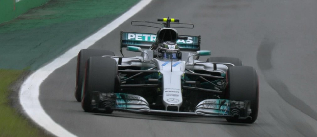 O treino classificatório para o GP do Brasil não foi dos melhores para o campeão Lewis Hamilton; ele bateu na barreira de pneus e ficou fora disputa pela pole; assim, a disputa ficou restrita entre o companheiro de equipe Valtteri Bottas, e a dupla de pilotos da Ferrari: Sebastian Vettel e Kimi Raikkonen; melhor para o finlandês da Mercedes, que com 1m08s322 anotou a terceira pole position dele na carreira (Foto: José Barbacena) O treino classificatório para o GP do Brasil não foi dos melhores para o campeão Lewis Hamilton; ele bateu na barreira de pneus e ficou fora disputa pela pole; assim, a disputa ficou restrita entre o companheiro de equipe Valtteri Bottas, e a dupla de pilotos da Ferrari: Sebastian Vettel e Kimi Raikkonen; melhor para o finlandês da Mercedes, que com 1m08s322 anotou a terceira pole position dele na carreira