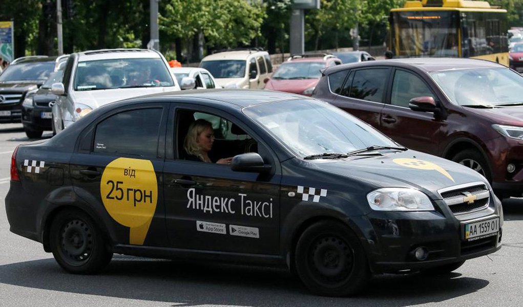 Na Rússia, o Uber anunciou fusão com a Yandex.taxi para a criação de uma nova plataforma de transporte privado ainda não denominada, mas conhecida no mercado como NewCo; o investimento do Uber para o negócio chega a ser mais de US$ 200 milhões; as empresas esperam que até janeiro de 2018 toda a transação esteja finalizada; desde de julho havia-se um interesse por ambas empresas na fusão que planejava atuar na Rússia, Cazaquistão, Azerbaijão, Armênia, Belarus e Georgia; o Ubereats também foi incluso no acordo, ampliando a área de atuação do app (Foto: Leonardo Lucena) Na Rússia, o Uber anunciou fusão com a Yandex.taxi para a criação de uma nova plataforma de transporte privado ainda não denominada, mas conhecida no mercado como NewCo; o investimento do Uber para o negócio chega a ser mais de US$ 200 milhões; as empresas esperam que até janeiro de 2018 toda a transação esteja finalizada; desde de julho havia-se um interesse por ambas empresas na fusão que planejava atuar na Rússia, Cazaquistão, Azerbaijão, Armênia, Belarus e Georgia; o Ubereats também foi incluso no acordo, ampliando a área de atuação do app