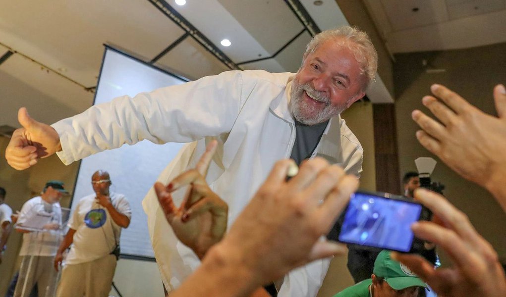 Lula pode se tornar o mártir que unirá toda a esquerda brasileira sob uma frente única para disputar a Presidência da República em 2018 ao colocar em comoção dezenas de milhões de brasileiros que querem votar nele (Foto: Eduardo Guimarães) Lula pode se tornar o mártir que unirá toda a esquerda brasileira sob uma frente única para disputar a Presidência da República em 2018 ao colocar em comoção dezenas de milhões de brasileiros que querem votar nele