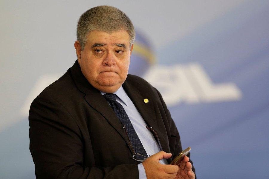 Michel Temer decidiu nesta quarta-feira (22) nomear o deputado Carlos Marun (PMDB-MS) para ministro da Secretaria de Governo, no lugar do tucano Antonio Imbassahy (BA); aliado do ex-presidente da Câmara Eduardo Cunha (PMDB-RJ), o parlamentar ficou famoso nas redes sociais após comemorar com uma "dancinha" o barramento da investigação contra Temer pela Câmara; além de fazer mudanças pontuais no primeiro escalão, Temer oferecerá nesta quarta-feira um jantar a integrantes da base aliada para tentar convencer os deputados a aprovarem a Reforma da Previdência ainda neste ano
(Foto: Charles Nisz)
Michel Temer decidiu nesta quarta-feira (22) nomear o deputado Carlos Marun (PMDB-MS) para ministro da Secretaria de Governo, no lugar do tucano Antonio Imbassahy (BA); aliado do ex-presidente da Câmara Eduardo Cunha (PMDB-RJ), o parlamentar ficou famoso nas redes sociais após comemorar com uma "dancinha" o barramento da investigação contra Temer pela Câmara; além de fazer mudanças pontuais no primeiro escalão, Temer oferecerá nesta quarta-feira um jantar a integrantes da base aliada para tentar convencer os deputados a aprovarem a Reforma da Previdência ainda neste ano