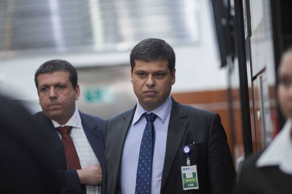 O ex-procurador da República Marcello Miler prestou depoimento nessa sexta-feira, 8, por cerca de 10 horas à Procuradoria Regional da República da 2ª Região, no centro do Rio de Janeiro; na saída do depoimento, seu advogado, André Perecmanis, afirmou que o pedido de prisão de seu cliente, apresentado pelo procurador-geral da República, Rodrigo Janot, "causa espécie e indignação"; mas ressaltou que ainda não havia sido informado oficialmente sobre o pedido: "Soube pela imprensa", disse, ao sair do prédio do Ministério Público Federal; ele é suspeito de ter facilitado o acordo de delação premiada da JBS quanto era auxiliar do procurador-geral da República, Rodrigo Janot (Foto: Aquiles Lins) O ex-procurador da República Marcello Miler prestou depoimento nessa sexta-feira, 8, por cerca de 10 horas à Procuradoria Regional da República da 2ª Região, no centro do Rio de Janeiro; na saída do depoimento, seu advogado, André Perecmanis, afirmou que o pedido de prisão de seu cliente, apresentado pelo procurador-geral da República, Rodrigo Janot, "causa espécie e indignação"; mas ressaltou que ainda não havia sido informado oficialmente sobre o pedido: "Soube pela imprensa", disse, ao sair do prédio do Ministério Público Federal; ele é suspeito de ter facilitado o acordo de delação premiada da JBS quanto era auxiliar do procurador-geral da República, Rodrigo Janot