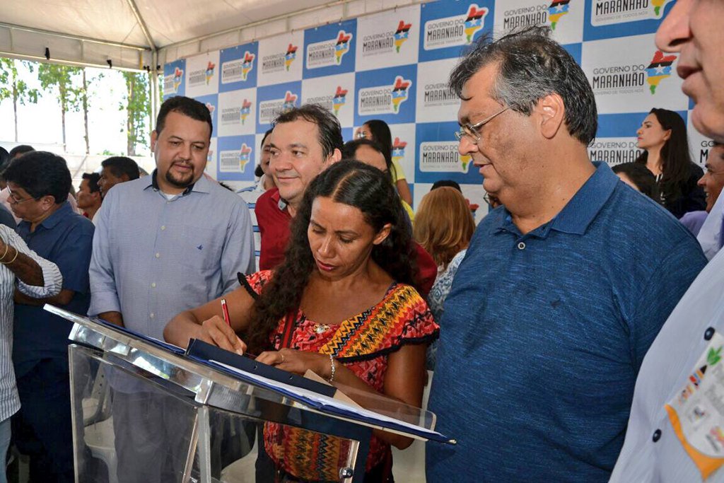 O governador Flávio Dino fez uma série de entregas na cidade de São Mateus/ foram investimentos em trabalho, agricultura, educação e água; “Não há governo de Estado no Brasil que hoje inaugure mais obras que o Governo do Maranhão”, afirmou Flávio durante conversa com os moradores; “Só hoje nós entregamos mais equipamentos do que toda a história do Governo do Estado aqui em São Mateus” (Foto: Leonardo Lucena) O governador Flávio Dino fez uma série de entregas na cidade de São Mateus/ foram investimentos em trabalho, agricultura, educação e água; “Não há governo de Estado no Brasil que hoje inaugure mais obras que o Governo do Maranhão”, afirmou Flávio durante conversa com os moradores; “Só hoje nós entregamos mais equipamentos do que toda a história do Governo do Estado aqui em São Mateus”