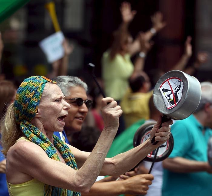 Você que bateu panela, contrário à corrupção. Exigiu outro governo para ser a salvação. Sua panela calou-se com o seu governo ladrão? (Foto: Varneci Nascimento) Você que bateu panela, contrário à corrupção. Exigiu outro governo para ser a salvação. Sua panela calou-se com o seu governo ladrão?