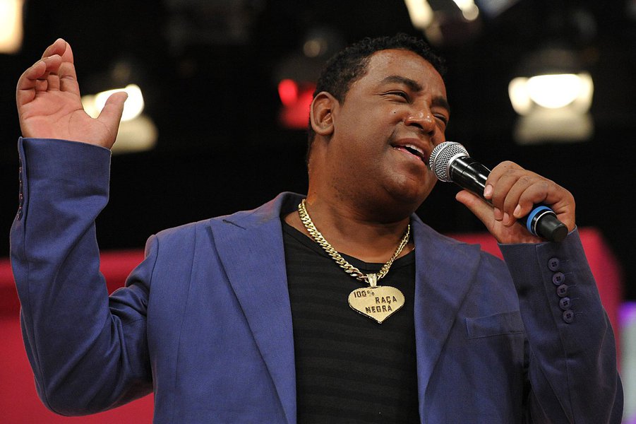 O vocalista Luiz Carlos, do grupo de pagode Raça Negra, sofreu repúdio nas redes sociais após comentários sobre abuso infantil no programa de Fátima Bernardes; para o vocalista, “algumas meninas se comportam como mulher e que seria interessante evitar o uso de roupas curtas e maquiagem; nas redes sociais, os telespectadores repudiaram os comentários: “Que pensamento machista do Luiz”, afirmou uma twitteira; Luiz Carlos se arrependeu e acabou pedindo desculpas: “Tenho 60 anos e tive uma criação muito rígida, minha convicção é plena em dizer que não existe justificativa para violência (Foto: Charles Nisz) O vocalista Luiz Carlos, do grupo de pagode Raça Negra, sofreu repúdio nas redes sociais após comentários sobre abuso infantil no programa de Fátima Bernardes; para o vocalista, “algumas meninas se comportam como mulher e que seria interessante evitar o uso de roupas curtas e maquiagem; nas redes sociais, os telespectadores repudiaram os comentários: “Que pensamento machista do Luiz”, afirmou uma twitteira; Luiz Carlos se arrependeu e acabou pedindo desculpas: “Tenho 60 anos e tive uma criação muito rígida, minha convicção é plena em dizer que não existe justificativa para violência