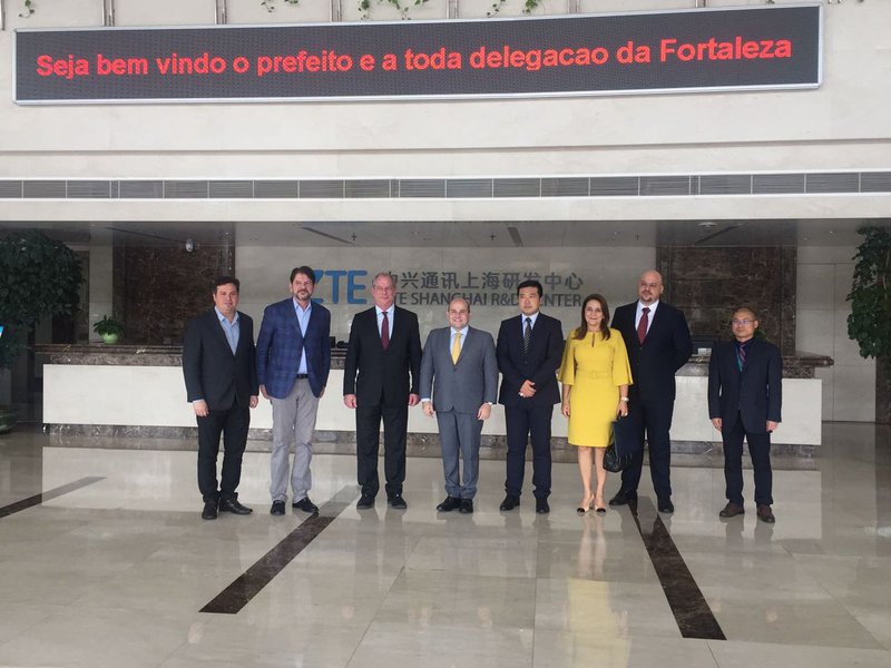 O Prefeito de Fortaleza, Roberto Cláudio, participa hoje e amanhã, na China, do Fórum Brazil+China Challenge (Desafio Brasil+China) 2017, em Beijing. O fórum é uma parceria entre o Laboratório de Políticas Públicas da Fundação Getulio Vargas (FGV), a Yenching Academy da Universidade de Pequim e a BRASA Ásia. O Prefeito está na China, cumprindo agenda de reuniões com empresários, em busca de novos investimentos para Fortaleza. Roberto Cláudio está acompanhado do secretário de Governo, Samuel Dias, da coordenadora de Relações Internacionais da PMF, Patrícia Macedo, além dos ex-governadores do Ceará, Ciro e Cid Gomes, que são também convidados como palestrantes para o evento Brasil/China Challenge 2017 (Foto: Fatima 247) O Prefeito de Fortaleza, Roberto Cláudio, participa hoje e amanhã, na China, do Fórum Brazil+China Challenge (Desafio Brasil+China) 2017, em Beijing. O fórum é uma parceria entre o Laboratório de Políticas Públicas da Fundação Getulio Vargas (FGV), a Yenching Academy da Universidade de Pequim e a BRASA Ásia. O Prefeito está na China, cumprindo agenda de reuniões com empresários, em busca de novos investimentos para Fortaleza. Roberto Cláudio está acompanhado do secretário de Governo, Samuel Dias, da coordenadora de Relações Internacionais da PMF, Patrícia Macedo, além dos ex-governadores do Ceará, Ciro e Cid Gomes, que são também convidados como palestrantes para o evento Brasil/China Challenge 2017