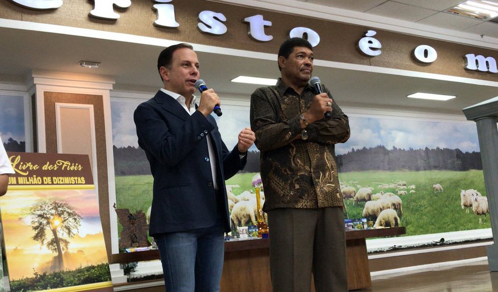 Prefeito de São Paulo, João Doria (PSDB), esteve na Igreja Mundial do Poder de Deus; segundo rele, "foi muito emocionante ver mais de 15 mil pessoas orando". E que "o brasileiro tem uma fé inabalável"; para o prefeito, "celebrar a fé é celebrar a vida. Deus abençoe nossa gente";há pouco mais de um mês, Doria esteve com o arcebispo de São Paulo, d. Odilo Scherer, para desfazer "mal entendidos" a respeito da ração humana; em fevereiro, Doria já havia se encontrado com Valdemiro Santiago ao visitar a a Cidade Mundial dos Sonhos de Deus do "apóstolo" Santiago – aliado de Geraldo Alckmin (PSDB) (Foto: Paulo Emílio) Prefeito de São Paulo, João Doria (PSDB), esteve na Igreja Mundial do Poder de Deus; segundo rele, "foi muito emocionante ver mais de 15 mil pessoas orando". E que "o brasileiro tem uma fé inabalável"; para o prefeito, "celebrar a fé é celebrar a vida. Deus abençoe nossa gente";há pouco mais de um mês, Doria esteve com o arcebispo de São Paulo, d. Odilo Scherer, para desfazer "mal entendidos" a respeito da ração humana; em fevereiro, Doria já havia se encontrado com Valdemiro Santiago ao visitar a a Cidade Mundial dos Sonhos de Deus do "apóstolo" Santiago – aliado de Geraldo Alckmin (PSDB)