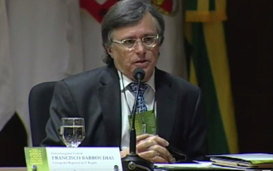 Investigadores apontaram que o desembargador aposentado Francisco Barros Dias, que atuava numa turma do Tribunal Regional Federal da 5ª Região, recebeu dinheiro em troca de decisões, por meio de um advogado; ele foi preso pela Polícia Federal (Foto: Gisele Federicce) Investigadores apontaram que o desembargador aposentado Francisco Barros Dias, que atuava numa turma do Tribunal Regional Federal da 5ª Região, recebeu dinheiro em troca de decisões, por meio de um advogado; ele foi preso pela Polícia Federal