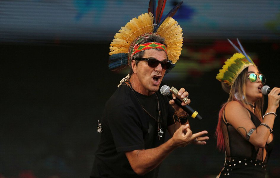 O público gritou Fora Temer também no início da apresentação da banda Blitz, liderada por Evandro Mesquita; o cantor levou seu protesto contra a investida do peemedebista na Amazônia; "O governo Temer quer salvar seu pescoço sucateando a Amazônia. Temer, a Amazônia é nossa", disse Mesquita (Foto: Romulo Faro) O público gritou Fora Temer também no início da apresentação da banda Blitz, liderada por Evandro Mesquita; o cantor levou seu protesto contra a investida do peemedebista na Amazônia; "O governo Temer quer salvar seu pescoço sucateando a Amazônia. Temer, a Amazônia é nossa", disse Mesquita
