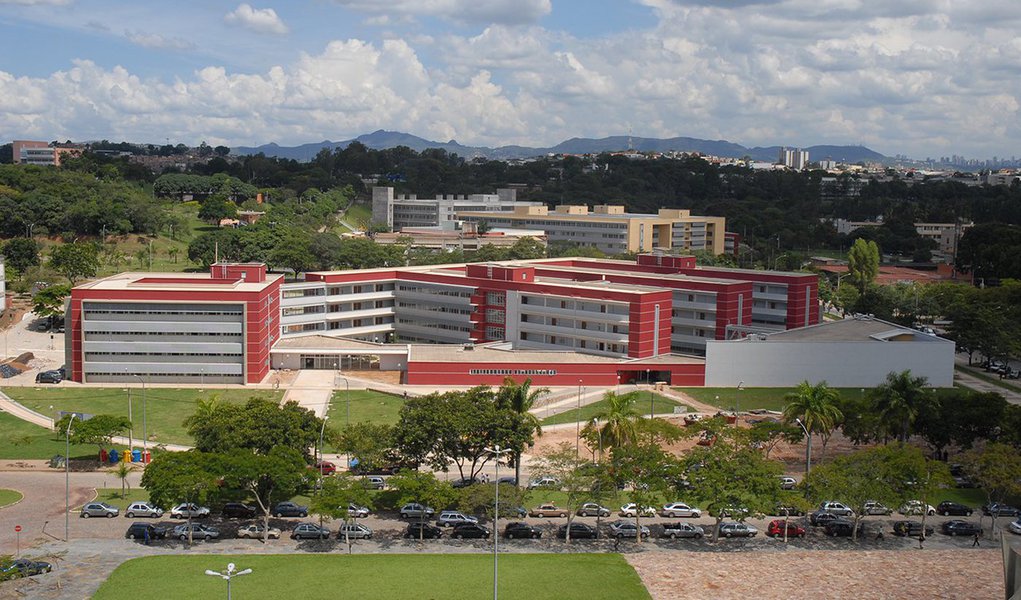 Professores, técnico-administrativos e estudantes da UFMG, do Cefet-MG e do Instituto Federal de Educação, Ciência e Tecnologia de Minas Gerais (IFMG) prometem fazer uma paralisação nesta quinta-feira (14), na Praça Afonso Arinos, região centro-sul de Belo Horizonte, em protesto contra cortes orçamentários feitos pelo governo Temer; de acordo com a Associação Nacional Dos Dirigentes Das Instituições Federais De Ensino Superior (Andifes), em 2017, o custeio das universidades federais no País foi reduzido em R$ 1,7 milhão (Foto: Leonardo Lucena) Professores, técnico-administrativos e estudantes da UFMG, do Cefet-MG e do Instituto Federal de Educação, Ciência e Tecnologia de Minas Gerais (IFMG) prometem fazer uma paralisação nesta quinta-feira (14), na Praça Afonso Arinos, região centro-sul de Belo Horizonte, em protesto contra cortes orçamentários feitos pelo governo Temer; de acordo com a Associação Nacional Dos Dirigentes Das Instituições Federais De Ensino Superior (Andifes), em 2017, o custeio das universidades federais no País foi reduzido em R$ 1,7 milhão