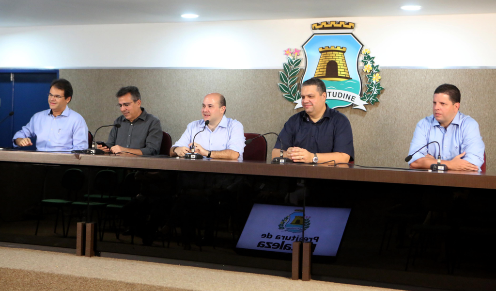 Entre os projetos anunciados nesta quarta-feira (6) pelo prefeito Roberto Cláudio (PDT), está o E-Carroceiro - projeto piloto -, o cronograma de implantação dos Ecopolos e a ideia de implantação de uma usina de incineração na capital cearense. “Voltei da China esta semana e lá visitei uma das maiores empresas de tratamento do lixo do mundo que incinera os resíduos sólidos, gerando energia e material de construção. Nossa ideia é incentivar um arranjo público-privado de uma usina de médio porte para o tratamento desse lixo que hoje vai para o aterro”, disse o prefeito (Foto: Rodrigo Rocha) Entre os projetos anunciados nesta quarta-feira (6) pelo prefeito Roberto Cláudio (PDT), está o E-Carroceiro - projeto piloto -, o cronograma de implantação dos Ecopolos e a ideia de implantação de uma usina de incineração na capital cearense. “Voltei da China esta semana e lá visitei uma das maiores empresas de tratamento do lixo do mundo que incinera os resíduos sólidos, gerando energia e material de construção. Nossa ideia é incentivar um arranjo público-privado de uma usina de médio porte para o tratamento desse lixo que hoje vai para o aterro”, disse o prefeito