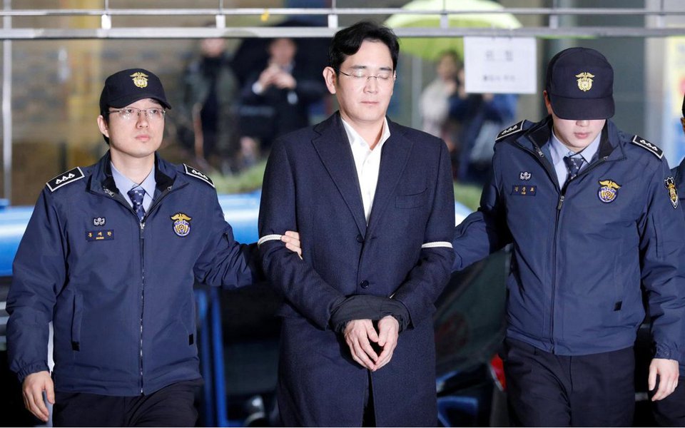 O bilionário chefe do sul-coreano Grupo Samsung, Jay Y. Lee, foi condenado nesta sexta-feira a cinco anos de prisão por pagamento de propina, em um divisor de águas para a ordem econômica do país, dominada há décadas por poderosos conglomerados familiares; após um julgamento de seis meses sobre um escândalo que derrubou a então presidente da Coreia do Sul, Park Geun-hye, um tribunal decidiu que Lee havia pago subornos em troca de favores de Park (Foto: Aquiles Lins) O bilionário chefe do sul-coreano Grupo Samsung, Jay Y. Lee, foi condenado nesta sexta-feira a cinco anos de prisão por pagamento de propina, em um divisor de águas para a ordem econômica do país, dominada há décadas por poderosos conglomerados familiares; após um julgamento de seis meses sobre um escândalo que derrubou a então presidente da Coreia do Sul, Park Geun-hye, um tribunal decidiu que Lee havia pago subornos em troca de favores de Park