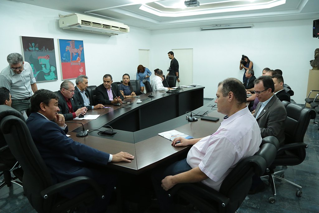 O governador Wellington Dias se reuniu com agentes envolvidos no projeto Divino Leite, que prevê a instalação de uma indústria de laticínio na região norte do Piauí; os investidores apresentaram o estágio atual do cronograma de execução do projeto; segundo o governo, o esforço está voltado para a superação da parte burocrática, com a expedição do CNPJ da empresa; para antecipar etapas, o governador determinou ao Emater, que inicie a qualificação dos produtores de leite da região; a iniciativa tem um investimento previsto de R$ 40 milhões (Foto: Leonardo Lucena) O governador Wellington Dias se reuniu com agentes envolvidos no projeto Divino Leite, que prevê a instalação de uma indústria de laticínio na região norte do Piauí; os investidores apresentaram o estágio atual do cronograma de execução do projeto; segundo o governo, o esforço está voltado para a superação da parte burocrática, com a expedição do CNPJ da empresa; para antecipar etapas, o governador determinou ao Emater, que inicie a qualificação dos produtores de leite da região; a iniciativa tem um investimento previsto de R$ 40 milhões