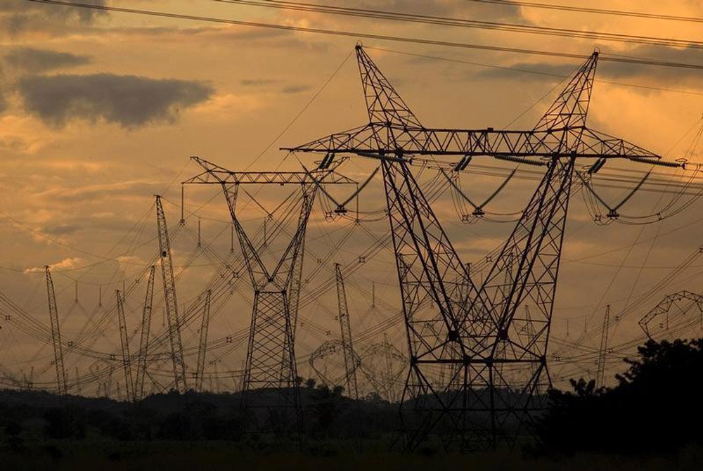 Vista de torres e cabos de alta tensão no Pará. O leilão de energia existente desta quarta-feira surpreendeu ao reduzir a exposição de distribuidoras ao mercado de curto prazo a apenas 300 megawatts (MW) médios, como resultado também de uma inesperada rev (Foto: Aquiles Lins) Vista de torres e cabos de alta tensão no Pará. O leilão de energia existente desta quarta-feira surpreendeu ao reduzir a exposição de distribuidoras ao mercado de curto prazo a apenas 300 megawatts (MW) médios, como resultado também de uma inesperada rev