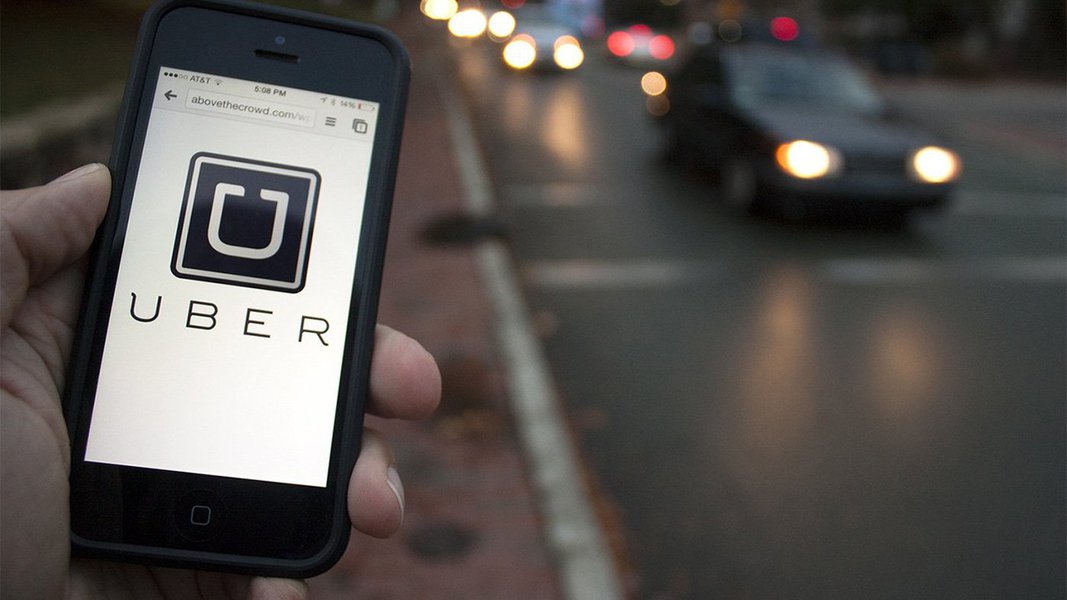 Os motoristas do aplicativo Uber farão um protesto nesta quarta (20) e quinta-feira (21) contra um novo desconto de 15% nas tarifas da plataforma em algumas regiões de Belo Horizonte e região metropolitana; motoristas informaram que deixarão o aplicativo offline nos dois dias de manifestação; em nota, a Uber disse que o objetivo da empresa com a redução de 15% na tarifa no UberX é integrar a região metropolitana e os bairros que periféricos no aplicativo como um benefício para os usuários (Foto: Leonardo Lucena) Os motoristas do aplicativo Uber farão um protesto nesta quarta (20) e quinta-feira (21) contra um novo desconto de 15% nas tarifas da plataforma em algumas regiões de Belo Horizonte e região metropolitana; motoristas informaram que deixarão o aplicativo offline nos dois dias de manifestação; em nota, a Uber disse que o objetivo da empresa com a redução de 15% na tarifa no UberX é integrar a região metropolitana e os bairros que periféricos no aplicativo como um benefício para os usuários