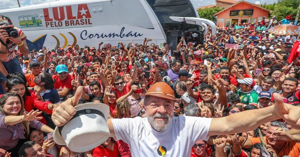 E de nada adiantou a perseguição política dos últimos dois anos sem que houvesse qualquer prova. Tentaram até transformar uma condução coercitiva arbitrária em espetáculo de cinema. Não emplacou nem o filme e nem as acusações de que o triplex em nome da Caixa Econômica. Os dois foram fracassos retumbantes. Foi essa mensagem óbvia que a população mais pobre entendeu da passagem de Lula pelo Ceará (Foto: Dedé Teixeira) E de nada adiantou a perseguição política dos últimos dois anos sem que houvesse qualquer prova. Tentaram até transformar uma condução coercitiva arbitrária em espetáculo de cinema. Não emplacou nem o filme e nem as acusações de que o triplex em nome da Caixa Econômica. Os dois foram fracassos retumbantes. Foi essa mensagem óbvia que a população mais pobre entendeu da passagem de Lula pelo Ceará