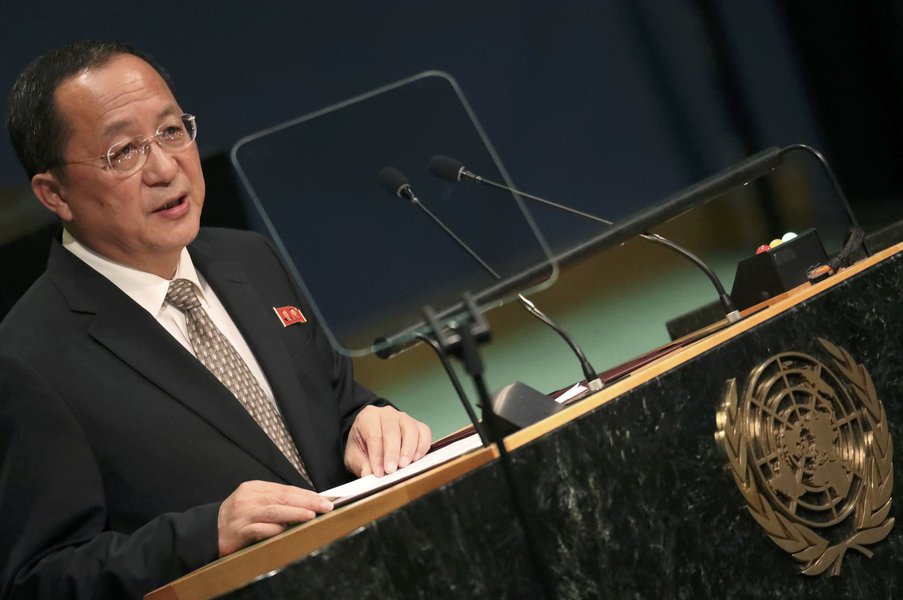 A primeira reação oficial do governo norte-coreano, ao discurso do presidente Donald Trump proferido na terça-feira, mostrou que a Coreia do Norte parece ter se intimidado pelas novas ameaças do presidente americano, feitas durante sua estreia no debate geral de líderes da 72ª Assembleia Geral da ONU; o ministro de Negócios Estrangeiros do país, Ri Yong-Ho, disse aos jornalistas que Trump "está sonhando se pensa que surpreendeu a Coreia com o seu discurso de cachorro latindo" (Foto: Romulo Faro) A primeira reação oficial do governo norte-coreano, ao discurso do presidente Donald Trump proferido na terça-feira, mostrou que a Coreia do Norte parece ter se intimidado pelas novas ameaças do presidente americano, feitas durante sua estreia no debate geral de líderes da 72ª Assembleia Geral da ONU; o ministro de Negócios Estrangeiros do país, Ri Yong-Ho, disse aos jornalistas que Trump "está sonhando se pensa que surpreendeu a Coreia com o seu discurso de cachorro latindo"