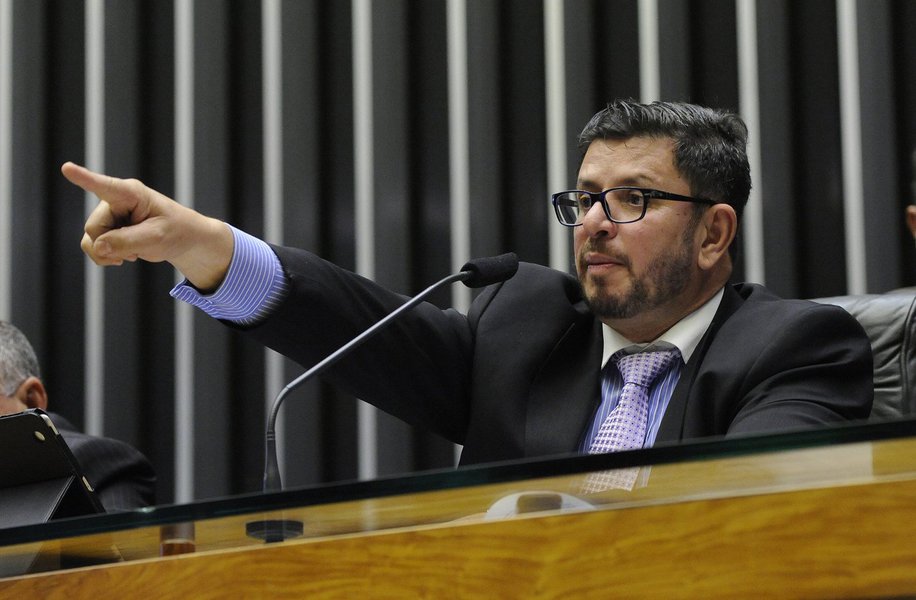 Pouco antes da apresentação formal do novo texto da reforma da Previdência a líderes da base em jantar no Palácio da Alvorada, o vice-presidente da Câmara, Fábio Ramalho (PMDB-MG), afirmou que a proposta não conta nem com um terço dos votos necessários para ser aprovada; "Ninguém vai votar a reforma da Previdência", afirmou Ramalho; "Se tiver 100 votos é muito", acrescentou; por se tratar de uma Proposta de Emenda à Constituição (PEC), são necessários os votos de 308 dos 513 deputados para que a medida seja aprovada na Câmara, em dois turnos de votação (Foto: Aquiles Lins) Pouco antes da apresentação formal do novo texto da reforma da Previdência a líderes da base em jantar no Palácio da Alvorada, o vice-presidente da Câmara, Fábio Ramalho (PMDB-MG), afirmou que a proposta não conta nem com um terço dos votos necessários para ser aprovada; "Ninguém vai votar a reforma da Previdência", afirmou Ramalho; "Se tiver 100 votos é muito", acrescentou; por se tratar de uma Proposta de Emenda à Constituição (PEC), são necessários os votos de 308 dos 513 deputados para que a medida seja aprovada na Câmara, em dois turnos de votação