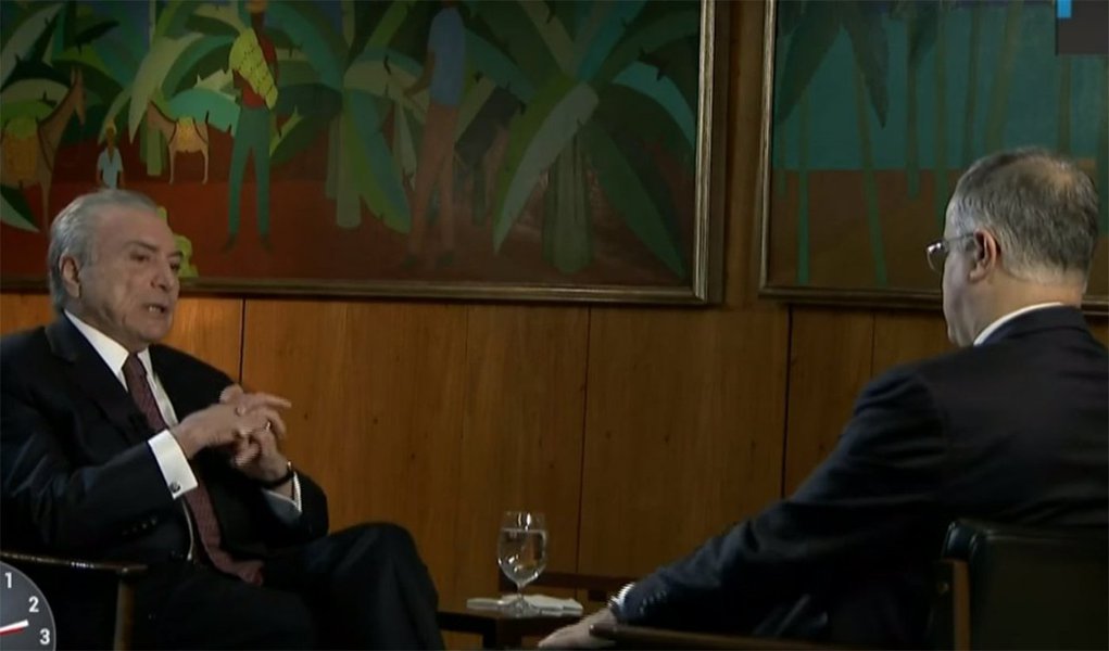 Primeiro ocupante da Presidência a ser denunciado por corrupção no exercício do mandato, Michel Temer defendeu nesta quinta-feira, 24, suas reuniões fora da agenda oficial; "O presidente trabalha permanentemente e ele não tem local de trabalho.Eu converso com quem eu quiser, a hora que eu achar mais oportuna e onde eu quiser", disse Temer em entrevista ao programa SBT Brasil; ele disse que não está preocupado com a delação premiada do doleiro Lúcio Funaro; "Não tenho temor nenhum. Eu nem o conheço. Se eu o conheço, conheço daquele jeito, de cumprimento, mas não tenho nenhuma relação", afirmou (Foto: Aquiles Lins) Primeiro ocupante da Presidência a ser denunciado por corrupção no exercício do mandato, Michel Temer defendeu nesta quinta-feira, 24, suas reuniões fora da agenda oficial; "O presidente trabalha permanentemente e ele não tem local de trabalho.Eu converso com quem eu quiser, a hora que eu achar mais oportuna e onde eu quiser", disse Temer em entrevista ao programa SBT Brasil; ele disse que não está preocupado com a delação premiada do doleiro Lúcio Funaro; "Não tenho temor nenhum. Eu nem o conheço. Se eu o conheço, conheço daquele jeito, de cumprimento, mas não tenho nenhuma relação", afirmou