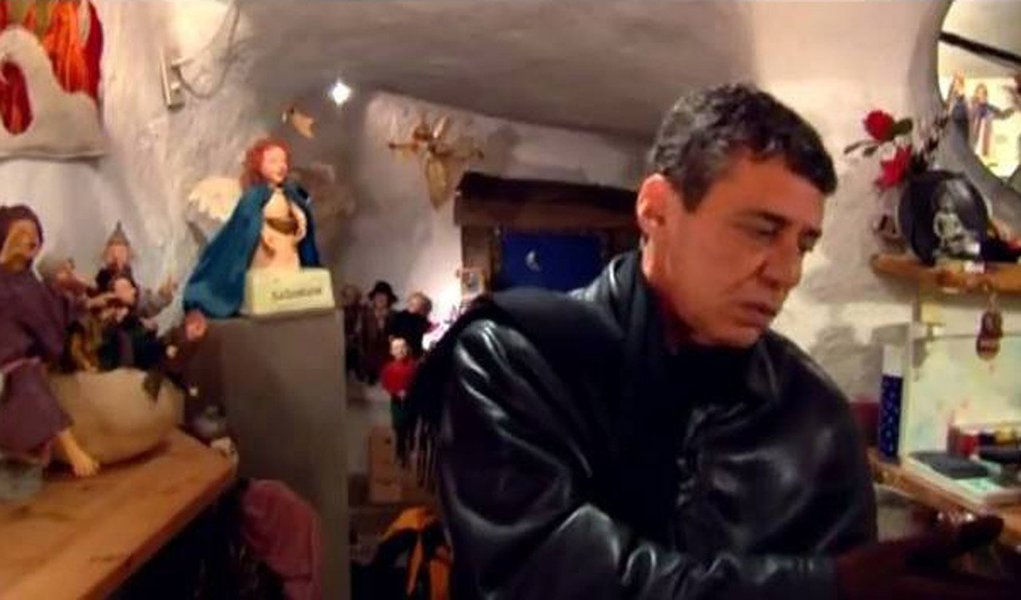 Circula nas redes sociais um vídeo com entrevista do cantor e compositor Chico Buarque em que ele critica o racismo no Brasil; "Primeiro, as pessoas pensam que são brancas, pensam que eu sou branco. Só no Brasil eu vi isso, que eu sou branco e que minha filha é branca", disse Chico no vídeo; Chico diz que é impossível imaginar que ao longo das gerações, os antepassados não tenham se misturado no Brasil. "Você tem quatro avós, oito bisavós, 16 tataravós, chega no século 19, você tem 128 antepassados, e esses 128 não podem ser só brancos", diz o músico (Foto: Aquiles Lins) Circula nas redes sociais um vídeo com entrevista do cantor e compositor Chico Buarque em que ele critica o racismo no Brasil; "Primeiro, as pessoas pensam que são brancas, pensam que eu sou branco. Só no Brasil eu vi isso, que eu sou branco e que minha filha é branca", disse Chico no vídeo; Chico diz que é impossível imaginar que ao longo das gerações, os antepassados não tenham se misturado no Brasil. "Você tem quatro avós, oito bisavós, 16 tataravós, chega no século 19, você tem 128 antepassados, e esses 128 não podem ser só brancos", diz o músico