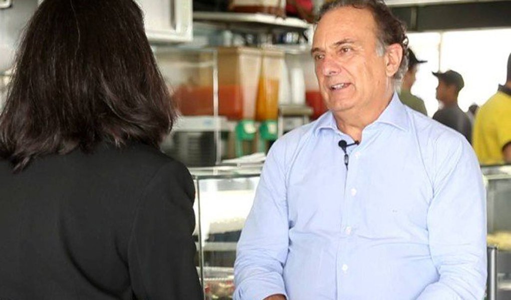 Líder do PSDB na Câmara, Ricardo Tripoli (SP), afirmou que os problemas entre tucanos e o PMDB estão se agravando ao longo do tempo e que atualmente não existem razões para que o partido insista em manter membros no primeiro escalão do governo Michel Temer; "Eu não vejo nenhuma vantagem dos ministros ficarem. Você veja que muitas vezes eles são criticados por terem um comportamento ético dentro de um governo que tem dificuldade com isso", disse; PSDB, que apoiou o golpe, foi um dos principais articuladores da ascenção de Temer, além de ter vários membros da cúpula partidária investigada ou citada em delações da Lava Jato (Foto: Paulo Emílio) Líder do PSDB na Câmara, Ricardo Tripoli (SP), afirmou que os problemas entre tucanos e o PMDB estão se agravando ao longo do tempo e que atualmente não existem razões para que o partido insista em manter membros no primeiro escalão do governo Michel Temer; "Eu não vejo nenhuma vantagem dos ministros ficarem. Você veja que muitas vezes eles são criticados por terem um comportamento ético dentro de um governo que tem dificuldade com isso", disse; PSDB, que apoiou o golpe, foi um dos principais articuladores da ascenção de Temer, além de ter vários membros da cúpula partidária investigada ou citada em delações da Lava Jato