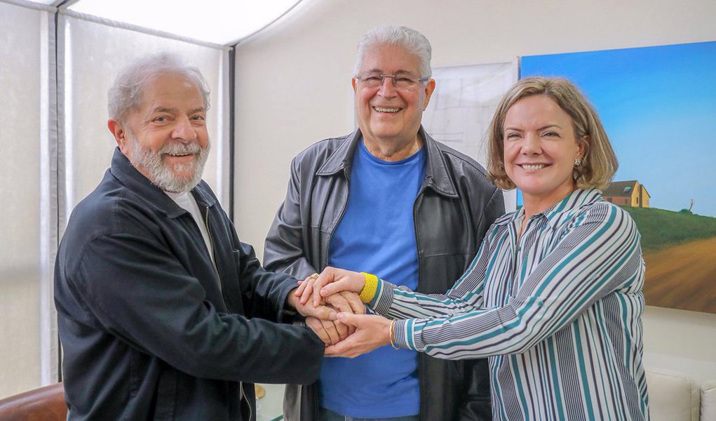 O senador Roberto Requião (PMDB-PR) foi chamado às pressas a São Paulo, nesta terça (21), onde se encontrou com o ex-presidente Luiz Inácio Lula da Silva. Dentre os assuntos debatidos, segundo o peemedebista, foram o referendo revogatório e a regulação da mídia; “O Lula vai regular a mídia e fazer referendo revogatório de todas as medidas ‘safadas’ tomadas pelo governo Michel Temer”, diz ele (Foto: Leonardo Attuch) O senador Roberto Requião (PMDB-PR) foi chamado às pressas a São Paulo, nesta terça (21), onde se encontrou com o ex-presidente Luiz Inácio Lula da Silva. Dentre os assuntos debatidos, segundo o peemedebista, foram o referendo revogatório e a regulação da mídia; “O Lula vai regular a mídia e fazer referendo revogatório de todas as medidas ‘safadas’ tomadas pelo governo Michel Temer”, diz ele