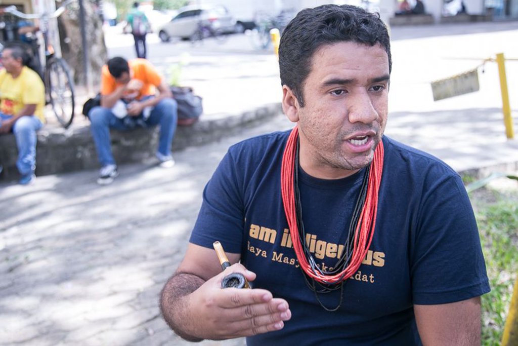 Relatório “Violência Contra os Povos Indígenas do Brasil – Dados 2016” do Conselho Indigenista Missionário (Cimi) apontou que, só em 2016, foram 118 mortes, 106 suicídios e 735 casos de mortalidade infantil; advogado Dinamam Tuxá, integrante da Articulação dos Povos Indígenas do Brasil, faz um alerta: “Há uma verdadeira prática de genocídio dos povos indígenas pelo Estado brasileiro, com a mão do Judiciário, do poder de polícia, do Executivo e do Legislativo”
(Foto: Leonardo Lucena) Relatório “Violência Contra os Povos Indígenas do Brasil – Dados 2016” do Conselho Indigenista Missionário (Cimi) apontou que, só em 2016, foram 118 mortes, 106 suicídios e 735 casos de mortalidade infantil; advogado Dinamam Tuxá, integrante da Articulação dos Povos Indígenas do Brasil, faz um alerta: “Há uma verdadeira prática de genocídio dos povos indígenas pelo Estado brasileiro, com a mão do Judiciário, do poder de polícia, do Executivo e do Legislativo”