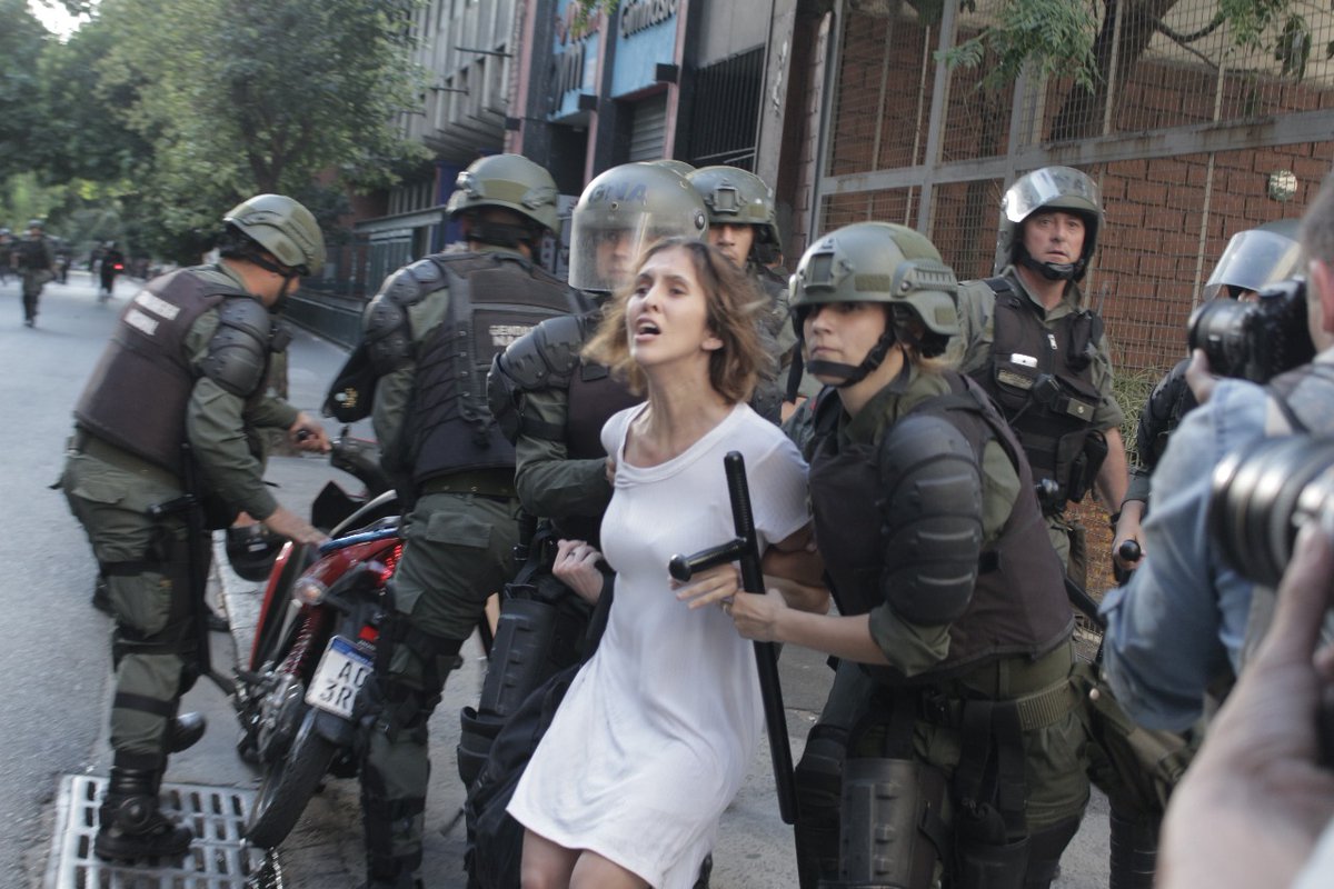 Damiana Negrim Barcello presa por policiais argentinos durante protesto naquele país (Foto: Marcelo Auler) Damiana Negrim Barcello presa por policiais argentinos durante protesto naquele país