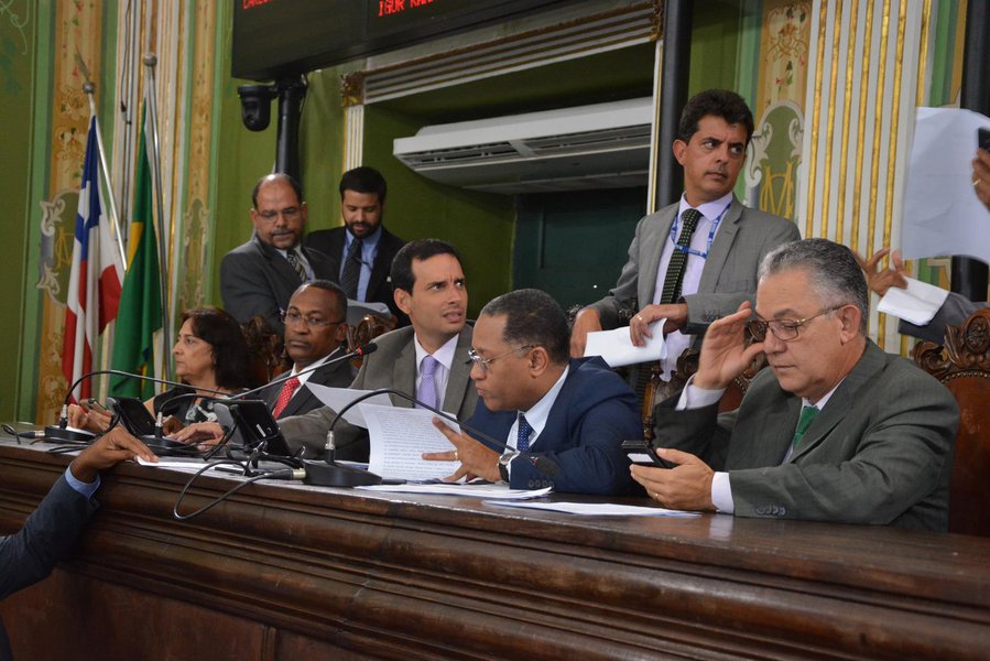 Por 32 votos a 5, a Câmara Municipal de Salvador aprovou na sessão ordinária desta quarta-feira o Projeto de Lei nº 506/17, que autoriza o prefeito ACM Neto (DEM) a contratar empréstimo no valor de até U$ 60,7 milhões no Banco de Desenvolvimento da América Latina, para o Programa de Requalificação de Salvador; votaram contra o projeto os vereadores José Trindade (PSL), Edvaldo Brito (PSD), Hilton Coelho (PSOL), Marta Rodrigues (PT) e Sílvio Humberto (PSB), que questionaram a conveniência do endividamento da prefeitura; além disso, os opositores ao projeto criticaram o fato de o Proquali não beneficiar nenhum bairro popular (Foto: Romulo Faro) Por 32 votos a 5, a Câmara Municipal de Salvador aprovou na sessão ordinária desta quarta-feira o Projeto de Lei nº 506/17, que autoriza o prefeito ACM Neto (DEM) a contratar empréstimo no valor de até U$ 60,7 milhões no Banco de Desenvolvimento da América Latina, para o Programa de Requalificação de Salvador; votaram contra o projeto os vereadores José Trindade (PSL), Edvaldo Brito (PSD), Hilton Coelho (PSOL), Marta Rodrigues (PT) e Sílvio Humberto (PSB), que questionaram a conveniência do endividamento da prefeitura; além disso, os opositores ao projeto criticaram o fato de o Proquali não beneficiar nenhum bairro popular