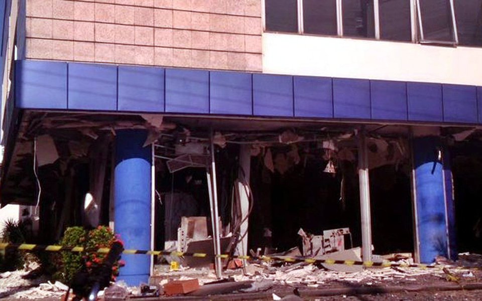 Uma operação do Grupo de Repressão ao Crime Organizado (Greco) prendeu uma quadrilha envolvida em vários assaltos a bancos no Piauí e Maranhão; o grupo explodiu as agências da Caixa Econômica Federal na Avenida Barão de Gurgueia, na zona Sul de Teresina, e na Avenida Presidente Medici, no Centro de Timon (MA), que resultou na morte de um morador de rua; alguns foram presos em uma casa no bairro Torquato Neto, zona Sul, onde também foram apreendidos vários explosivos, dinheiro, armas, munições e veículos (Foto: Leonardo Lucena) Uma operação do Grupo de Repressão ao Crime Organizado (Greco) prendeu uma quadrilha envolvida em vários assaltos a bancos no Piauí e Maranhão; o grupo explodiu as agências da Caixa Econômica Federal na Avenida Barão de Gurgueia, na zona Sul de Teresina, e na Avenida Presidente Medici, no Centro de Timon (MA), que resultou na morte de um morador de rua; alguns foram presos em uma casa no bairro Torquato Neto, zona Sul, onde também foram apreendidos vários explosivos, dinheiro, armas, munições e veículos