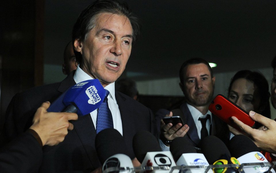 O presidente do Senado, Eunício Oliveira, minimizou o fato de o governo não ter conseguido concluir a votação da mudança das metas fiscais de 2017 e 2018. Ele avalia que não houve derrota, porque, segundo ele, pela primeira o Congresso conseguiu limpar a pauta do plenário para realizar a votação, apesar do cenário de crise. Ele admitiu ainda que o Orçamento que será entregue hoje pela equipe econômica ao Legislativo não será "a realidade"; "O Orçamento que vem não é o Orçamento que vai ser a realidade. A área econômica já tinha anunciado qual era a meta. A meta de R$ 159 bilhões já está aprovada, mas não houve prazo para o encaminhamento", diz o presidente do Senado (Foto: Romulo Faro) O presidente do Senado, Eunício Oliveira, minimizou o fato de o governo não ter conseguido concluir a votação da mudança das metas fiscais de 2017 e 2018. Ele avalia que não houve derrota, porque, segundo ele, pela primeira o Congresso conseguiu limpar a pauta do plenário para realizar a votação, apesar do cenário de crise. Ele admitiu ainda que o Orçamento que será entregue hoje pela equipe econômica ao Legislativo não será "a realidade"; "O Orçamento que vem não é o Orçamento que vai ser a realidade. A área econômica já tinha anunciado qual era a meta. A meta de R$ 159 bilhões já está aprovada, mas não houve prazo para o encaminhamento", diz o presidente do Senado