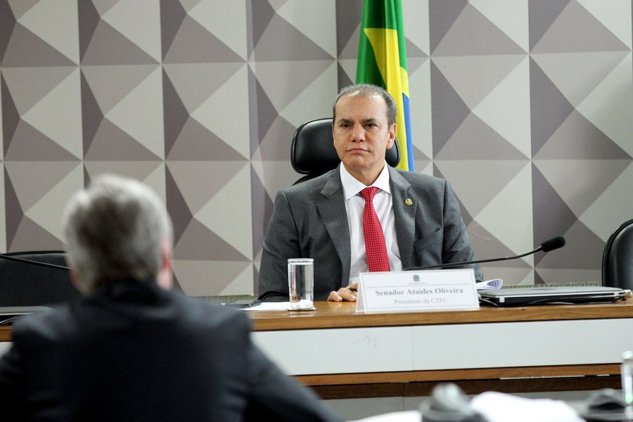 O Congresso Nacional instalou uma Comissão Parlamentar Mista de Inquérito para apurar irregularidades nas operações do BNDES envolvendo a JBS e também o acordo de delação premiada firmado entre o MPF e a empresa; os trabalhos serão presididos pelo senador senador Ataídes Oliveira (PSDB-TO) (foto) e o senador Ronaldo Caiado (DEM-GO) será o vice-presidente da comissão (Foto: Charles Nisz) O Congresso Nacional instalou uma Comissão Parlamentar Mista de Inquérito para apurar irregularidades nas operações do BNDES envolvendo a JBS e também o acordo de delação premiada firmado entre o MPF e a empresa; os trabalhos serão presididos pelo senador senador Ataídes Oliveira (PSDB-TO) (foto) e o senador Ronaldo Caiado (DEM-GO) será o vice-presidente da comissão
