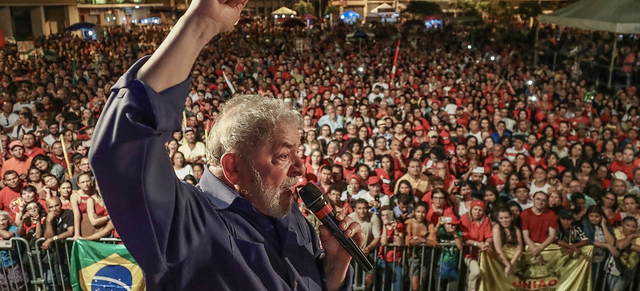 “Já tenho 20 horas gravadas de Jornal Nacional; dezenas de capas de revistas; já tenho dezenas, dezenas, centenas de páginas de jornais, entrevistas de rádio, e, até agora, nenhum canalha teve coragem de dizer que teve uma coisa errada na minha vida”, disse o ex-presidente Lula, durante evento em João Pessoa (PB); que também bateu duro nos tucanos; “Eles estão julgando não é o Lula, porque eles sabem quem pegou dinheiro. Os tucanos que eram super corretos, bastou um tiro de garrucha e caiu toda revoada de tucano” (Foto: Leonardo Attuch) “Já tenho 20 horas gravadas de Jornal Nacional; dezenas de capas de revistas; já tenho dezenas, dezenas, centenas de páginas de jornais, entrevistas de rádio, e, até agora, nenhum canalha teve coragem de dizer que teve uma coisa errada na minha vida”, disse o ex-presidente Lula, durante evento em João Pessoa (PB); que também bateu duro nos tucanos; “Eles estão julgando não é o Lula, porque eles sabem quem pegou dinheiro. Os tucanos que eram super corretos, bastou um tiro de garrucha e caiu toda revoada de tucano”