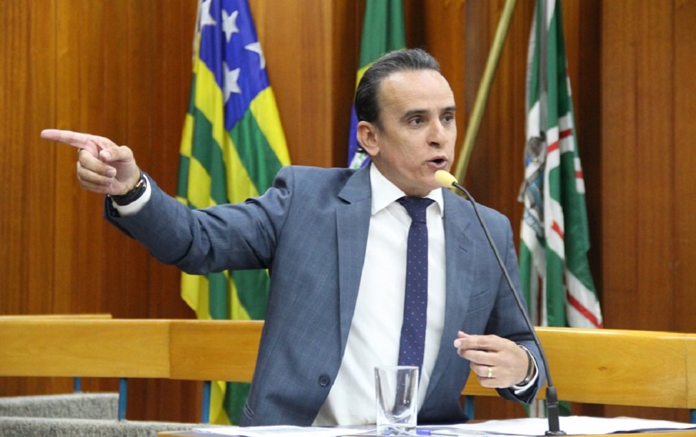 O juiz Marcelo Fleury Curado Dias determinou o afastamento cautelar do vereador Zander Fábio Alves da Costa do mandato, sem prejuízo de remuneração, por 180 dias, salvo se antes for concluída a instrução processual; magistrado determinou ainda o bloqueio dos bens do parlamentar e de outras nove pessoas pelo desvio de dinheiro de ingressos dos parques Mutirama e Zoológico; esquema consistia na reutilização de ingressos vendidos na entrada dos parques; esquema pode ter desviado mais de R$ 3 milhões (Foto: José Barbacena) O juiz Marcelo Fleury Curado Dias determinou o afastamento cautelar do vereador Zander Fábio Alves da Costa do mandato, sem prejuízo de remuneração, por 180 dias, salvo se antes for concluída a instrução processual; magistrado determinou ainda o bloqueio dos bens do parlamentar e de outras nove pessoas pelo desvio de dinheiro de ingressos dos parques Mutirama e Zoológico; esquema consistia na reutilização de ingressos vendidos na entrada dos parques; esquema pode ter desviado mais de R$ 3 milhões