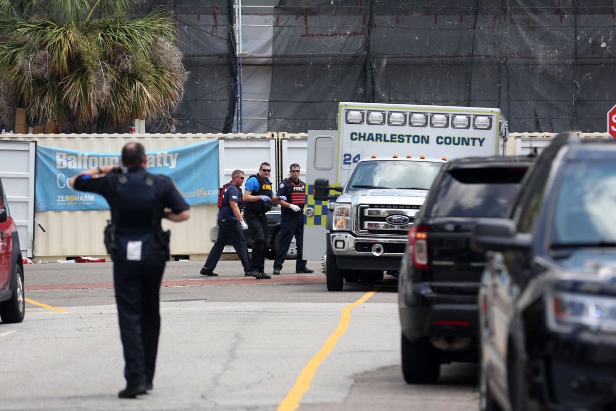 Autoridades de Charleston, no estado norte-americano da Carolina do Sul, informaram a presença de um homem armado provocando pânico pelas ruas da cidade; até o momento, não há relatos de vítimas, mas testemunhas relataram que o suspeito teria entrado em um restaurante afirmando ser o novo rei de Charleston; há suspeitas de que haja pelo menos um refém no local; polícia e o esquadrão antibombas estão no local (Foto: Paulo Emílio) Autoridades de Charleston, no estado norte-americano da Carolina do Sul, informaram a presença de um homem armado provocando pânico pelas ruas da cidade; até o momento, não há relatos de vítimas, mas testemunhas relataram que o suspeito teria entrado em um restaurante afirmando ser o novo rei de Charleston; há suspeitas de que haja pelo menos um refém no local; polícia e o esquadrão antibombas estão no local