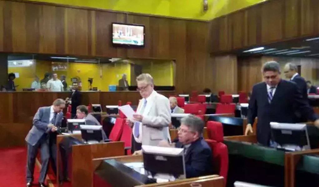 Depois de muita polêmica, a Assembleia Legislativa aprovou a Mensagem nº 59, do Governo do Estado; a proposta autoriza o Executivo a contratar operação de crédito com outros agentes, além da Caixa Econômica Federal, sejam eles bancos ou instituições não-financeiras; o projeto tramitou em regime de urgência requerido pelo líder do Governo na Casa, deputado João de Deus (PT) e aprovado após muita discussão no Plenário (Foto: Leonardo Lucena) Depois de muita polêmica, a Assembleia Legislativa aprovou a Mensagem nº 59, do Governo do Estado; a proposta autoriza o Executivo a contratar operação de crédito com outros agentes, além da Caixa Econômica Federal, sejam eles bancos ou instituições não-financeiras; o projeto tramitou em regime de urgência requerido pelo líder do Governo na Casa, deputado João de Deus (PT) e aprovado após muita discussão no Plenário