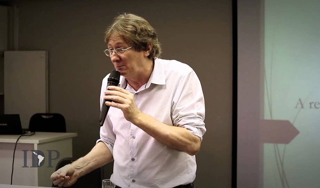 Estabelecida pela Lei 13.467, a reforma trabalhista entra em vigor neste sábado (11) sob críticas de sindicalistas, magistrados e economistas; mudanças desequilibram ainda mais as relações de trabalho e integram um processo de desmonte da rede de proteção social; "Ela é só destrutiva. Destrói direitos e deixa o trabalhador em uma condição mais insegura e instável. Não indica a resolução de nenhum problema, pelo contrário. Irá desestruturar ainda mais o mercado de trabalho e afetar negativamente a dinâmica econômica", disse o professor da Unicamp e pesquisador do Centro de Estudos Sindicais e de Economia do Trabalho (Cesit), José Dari Krein, em entrevista ao Portal Vermelho (Foto: Aquiles Lins) Estabelecida pela Lei 13.467, a reforma trabalhista entra em vigor neste sábado (11) sob críticas de sindicalistas, magistrados e economistas; mudanças desequilibram ainda mais as relações de trabalho e integram um processo de desmonte da rede de proteção social; "Ela é só destrutiva. Destrói direitos e deixa o trabalhador em uma condição mais insegura e instável. Não indica a resolução de nenhum problema, pelo contrário. Irá desestruturar ainda mais o mercado de trabalho e afetar negativamente a dinâmica econômica", disse o professor da Unicamp e pesquisador do Centro de Estudos Sindicais e de Economia do Trabalho (Cesit), José Dari Krein, em entrevista ao Portal Vermelho
