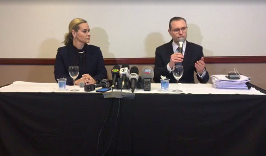 Em entrevista coletiva após o depoimento do ex-presidente Luiz Inácio Lula da Silva ao juiz federal Sérgio Moro em Curitiba, o advogado de Lula, Cristiano Zanin disse que o interrogatório do juiz e dos procuradores de Curitiba deixa claro que eles não estão em busca da verdade dos fatos, mas sim de uma "versão" que se encaixe numa sentença; para Zanin, o depoimento de Lula fez "ruir" a acusação de que ele foi beneficiado indevidamente pela Odebrecht com a compra de um imóvel nunca usado pelo Instituto Lula, entre outras vantagens alegadas pelo Ministério Público Federal (Foto: Charles Nisz) Em entrevista coletiva após o depoimento do ex-presidente Luiz Inácio Lula da Silva ao juiz federal Sérgio Moro em Curitiba, o advogado de Lula, Cristiano Zanin disse que o interrogatório do juiz e dos procuradores de Curitiba deixa claro que eles não estão em busca da verdade dos fatos, mas sim de uma "versão" que se encaixe numa sentença; para Zanin, o depoimento de Lula fez "ruir" a acusação de que ele foi beneficiado indevidamente pela Odebrecht com a compra de um imóvel nunca usado pelo Instituto Lula, entre outras vantagens alegadas pelo Ministério Público Federal