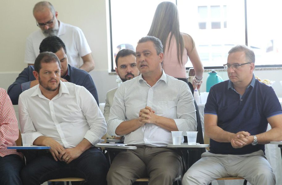 O governador Rui Costa se reuniu nesta sexta-feira com prefeitos de 29 municípios baianos, em Belo Campo, cidade da região de Vitória da Conquista, onde promove uma discussão sobre a importância dos consórcios interfederativos nas áreas de saúde e infraestrutura; "A reunião hoje é para conversar sobre algo que eu considero prioritário. Os consórcios são espaços de gestão, reúnem municípios para executar políticas públicas que cada município sozinho não conseguiria fazer. Vamos falar de dois consórcios especificamente, de saúde e de infraestrutura", afirmou Rui (Foto: Romulo Faro) O governador Rui Costa se reuniu nesta sexta-feira com prefeitos de 29 municípios baianos, em Belo Campo, cidade da região de Vitória da Conquista, onde promove uma discussão sobre a importância dos consórcios interfederativos nas áreas de saúde e infraestrutura; "A reunião hoje é para conversar sobre algo que eu considero prioritário. Os consórcios são espaços de gestão, reúnem municípios para executar políticas públicas que cada município sozinho não conseguiria fazer. Vamos falar de dois consórcios especificamente, de saúde e de infraestrutura", afirmou Rui