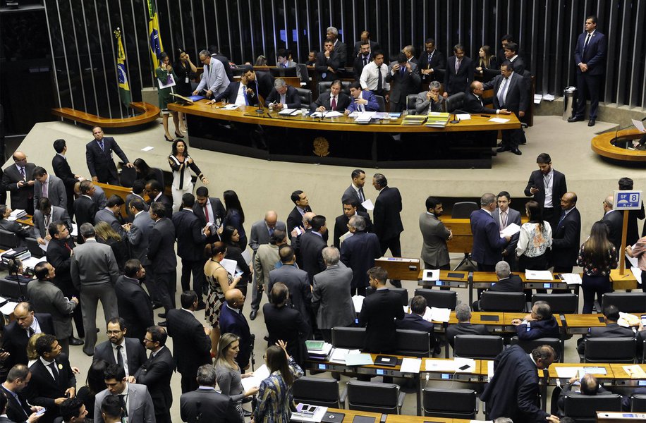 Também será objeto de investigação da comissão a delação premiada assinada entre os executivos da empresa, com destaque para Joesley Batista, e o Ministério Público Federal; a CPMI terá 16 senadores e 16 deputados, com igual número de suplentes, e prazo de 120 dias para a investigação; autor do requerimento para criar o colegiado foi o senador Ataídes Oliveira (PSDB-TO) (Foto: Gisele Federicce) Também será objeto de investigação da comissão a delação premiada assinada entre os executivos da empresa, com destaque para Joesley Batista, e o Ministério Público Federal; a CPMI terá 16 senadores e 16 deputados, com igual número de suplentes, e prazo de 120 dias para a investigação; autor do requerimento para criar o colegiado foi o senador Ataídes Oliveira (PSDB-TO)