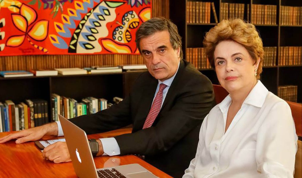 Ministro Edson Fachin, relator da Lava Jato no Supremo Tribunal Federal, determinou o arquivamento do inquérito aberto contra a presidente deposta Dilma Rousseff, o ex-ministro da Justiça José Eduardo Cardozo e os ministros do Superior Tribunal de Justiça Francisco Falcão e Marcelo Navarro; Fachin atendeu a pedido formulado pelo procurador-geral da República, Rodrigo Janot; eles foram acusados pelo ex-senador Delcídio do Amaral de tentar interferir na Lava Jato por meio da nomeação do ministro Navarro para o STJ em 2015; Fachin ressaltou que o arquivamento foi feito devido a ausência de provas (Foto: Aquiles Lins) Ministro Edson Fachin, relator da Lava Jato no Supremo Tribunal Federal, determinou o arquivamento do inquérito aberto contra a presidente deposta Dilma Rousseff, o ex-ministro da Justiça José Eduardo Cardozo e os ministros do Superior Tribunal de Justiça Francisco Falcão e Marcelo Navarro; Fachin atendeu a pedido formulado pelo procurador-geral da República, Rodrigo Janot; eles foram acusados pelo ex-senador Delcídio do Amaral de tentar interferir na Lava Jato por meio da nomeação do ministro Navarro para o STJ em 2015; Fachin ressaltou que o arquivamento foi feito devido a ausência de provas