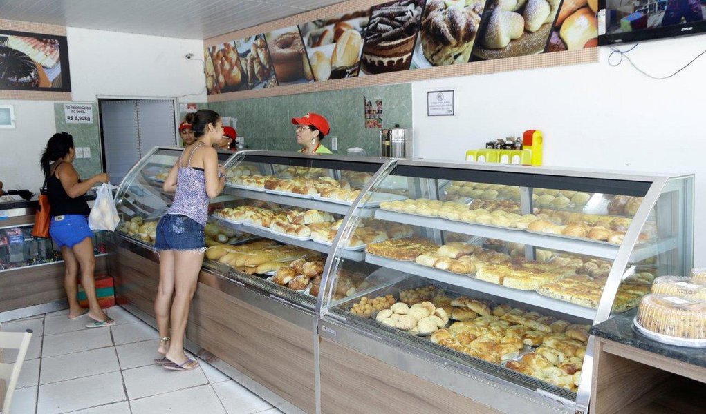Os pequenos negócios são os responsáveis pela geração de renda de 70% dos brasileiros ocupados no setor privado; de acordo com estudo inédito feito pelo Sebrae, dos 72 milhões de brasileiros que compõem esse grupo de pessoas, 50,6 milhões têm como origem das suas receitas os empreendimentos de pequeno porte; são considerados pelo IBGE como ocupados os empregadores, os trabalhadores por conta própria e familiares e os empregados, com ou sem carteira assinada (Foto: Leonardo Lucena) Os pequenos negócios são os responsáveis pela geração de renda de 70% dos brasileiros ocupados no setor privado; de acordo com estudo inédito feito pelo Sebrae, dos 72 milhões de brasileiros que compõem esse grupo de pessoas, 50,6 milhões têm como origem das suas receitas os empreendimentos de pequeno porte; são considerados pelo IBGE como ocupados os empregadores, os trabalhadores por conta própria e familiares e os empregados, com ou sem carteira assinada