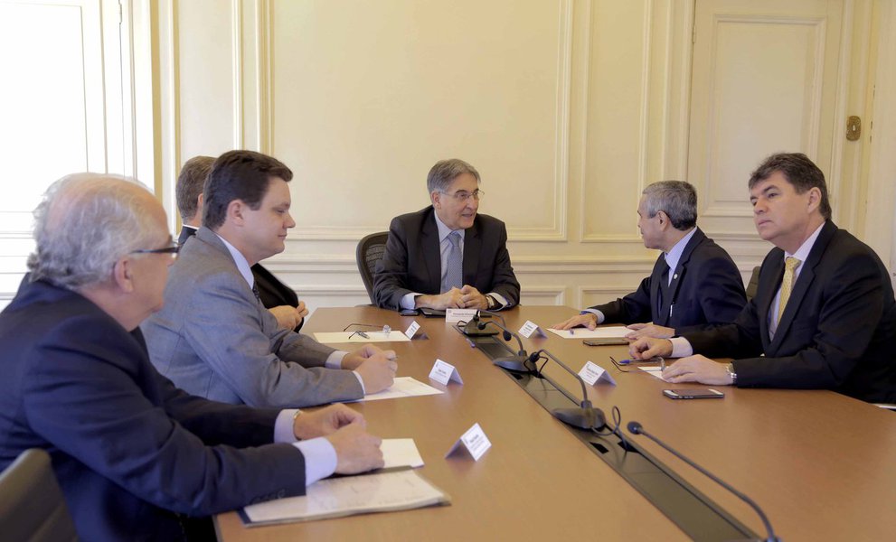O governador Fernando Pimentel participou, no Palácio da Liberdade, de reunião com representantes dos poderes estadual para discutir a crise financeira do estado e o pagamento da folha salarial dos servidores; Pimentel destacou o esforço do Governo para regularizar a situação o mais rápido possível; “O objetivo dessa reunião emergencial foi avaliar diagnósticos e discutir alternativas com o intuito de realizar o mais rápido possível o pagamento da segunda parcela dos salários”; o chefe do executivo estadual ressaltou que, no último dia 11 de agosto, cerca de 75% dos servidores receberam integralmente o salário referente ao mês de julho; “O nosso objetivo é manter esse compromisso com profissionais que tanto se dedicam a prestar um serviço de qualidade à nossa população” (Foto: Leonardo Lucena) O governador Fernando Pimentel participou, no Palácio da Liberdade, de reunião com representantes dos poderes estadual para discutir a crise financeira do estado e o pagamento da folha salarial dos servidores; Pimentel destacou o esforço do Governo para regularizar a situação o mais rápido possível; “O objetivo dessa reunião emergencial foi avaliar diagnósticos e discutir alternativas com o intuito de realizar o mais rápido possível o pagamento da segunda parcela dos salários”; o chefe do executivo estadual ressaltou que, no último dia 11 de agosto, cerca de 75% dos servidores receberam integralmente o salário referente ao mês de julho; “O nosso objetivo é manter esse compromisso com profissionais que tanto se dedicam a prestar um serviço de qualidade à nossa população”