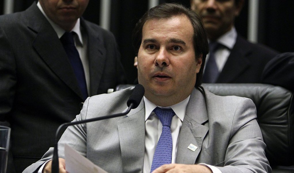 Presidente da Câmara, Rodrigo Maia (DEM-RJ), sinalizou nesta quinta-feira, 9, durante reunião com líderes governistas, ministros e Michel Temer que, sem resolver os problemas da base aliada, que pressiona por uma reforma ministerial, não há chance de aprovar a reforma da Previdência; "Nós temos um problema político, sem resolver o problema político, nada vai andar", disse Maia; segundo o democrata, esta é a última chance do governo aprovar a reforma (Foto: Aquiles Lins) Presidente da Câmara, Rodrigo Maia (DEM-RJ), sinalizou nesta quinta-feira, 9, durante reunião com líderes governistas, ministros e Michel Temer que, sem resolver os problemas da base aliada, que pressiona por uma reforma ministerial, não há chance de aprovar a reforma da Previdência; "Nós temos um problema político, sem resolver o problema político, nada vai andar", disse Maia; segundo o democrata, esta é a última chance do governo aprovar a reforma