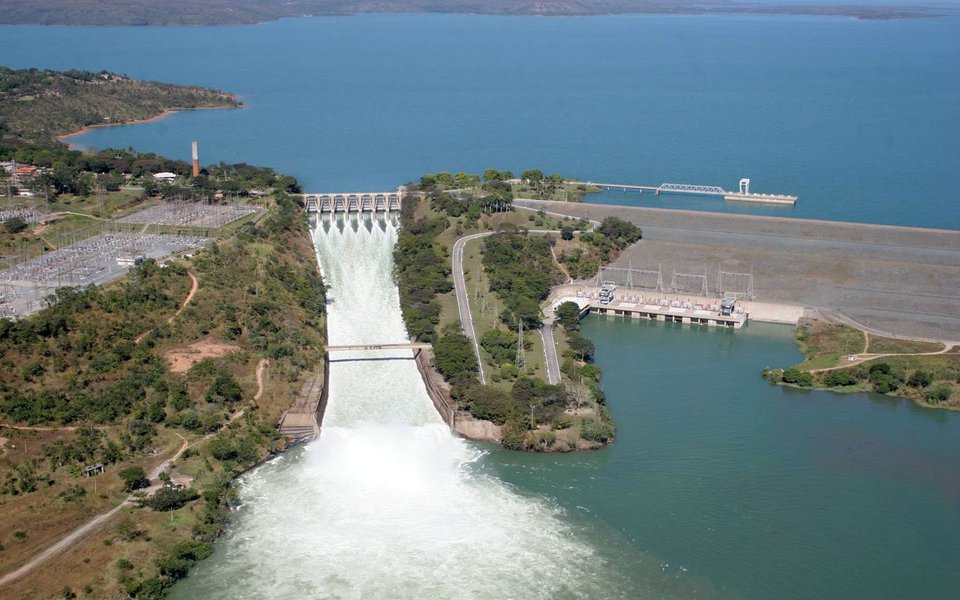A Companhia Energética de Minas Gerais (Cemig) aguarda a liberação de uma carta de fiança de R$ 1,9 bilhão para retomar as negociações com o governo federal sobre o leilão das quatro hidrelétricas operadas pela estatal atualmente; o TCU suspendeu as conversas, com o argumento de que elas prejudicavam o leilão; a carta de fiança garante o pagamento pelas usinas, caso a estatal vença o leilão; dinheiro necessário para arrematar as hidrelétricas é de R$ 11 bilhões, conforme estimativa do próprio governo (Foto: Leonardo Lucena) A Companhia Energética de Minas Gerais (Cemig) aguarda a liberação de uma carta de fiança de R$ 1,9 bilhão para retomar as negociações com o governo federal sobre o leilão das quatro hidrelétricas operadas pela estatal atualmente; o TCU suspendeu as conversas, com o argumento de que elas prejudicavam o leilão; a carta de fiança garante o pagamento pelas usinas, caso a estatal vença o leilão; dinheiro necessário para arrematar as hidrelétricas é de R$ 11 bilhões, conforme estimativa do próprio governo