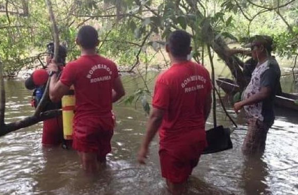 Quatro crianças e adolescentes morreram após uma canoa virar nesse sábado (26) em um braço do Rio Água Boa, a 40 quilômetros do município de Caracaraí, no sul de Roraima; canoa transportava dez pessoas: três adultos e sete crianças e adolescentes, entre 4 e 14 anos de idade; família pescava no momento do acidente; esse é o terceiro grande naufrágio no país em quatro dias (Foto: José Barbacena) Quatro crianças e adolescentes morreram após uma canoa virar nesse sábado (26) em um braço do Rio Água Boa, a 40 quilômetros do município de Caracaraí, no sul de Roraima; canoa transportava dez pessoas: três adultos e sete crianças e adolescentes, entre 4 e 14 anos de idade; família pescava no momento do acidente; esse é o terceiro grande naufrágio no país em quatro dias